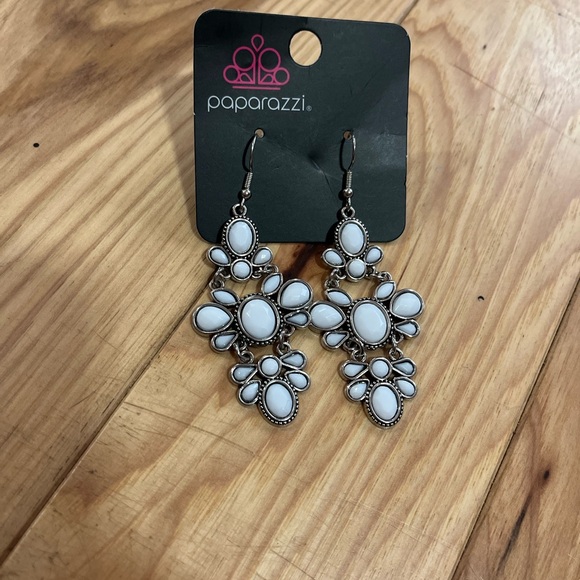 Paparazzi Earrings - Picture 1 of 2